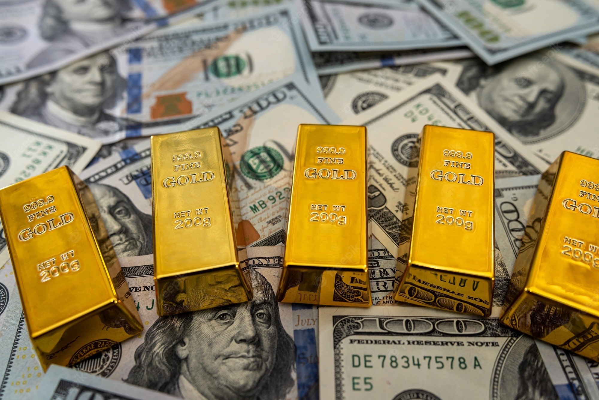 تراجع سعر الذهب عالميًا وسط احتدام ردود الأفعال التجارية على رسم ترامب الجمركية