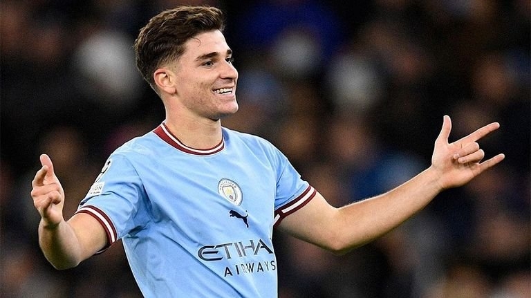 ليفربول يتقدم بعرض ضخم لضم المهاجم الأرجنتيني جوليان ألفاريز