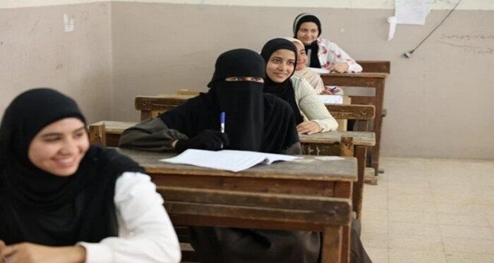 «التعليم» لـ طلاب الثانوية العامة 2025: امتحانات نهاية العام لن تخرج عن النماذج الاسترشادية «رابط التحميل»