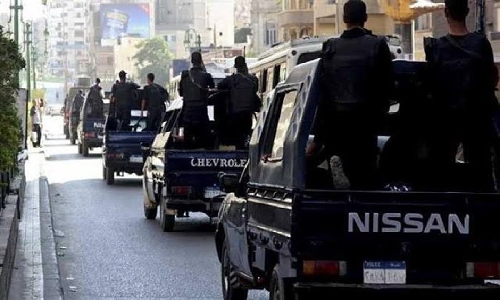 ضبط شاب شبه عارٍ يحمل سكينًا ووجهه ملطخ بالدماء في شوارع السنبلاوين بالدقهلية