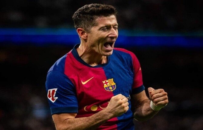ليفاندوفسكي على أعتاب إنجاز تاريخي مع برشلونة