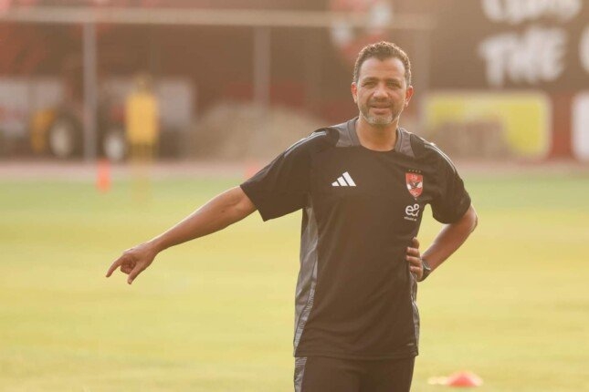 من يتولى تدريب سموحة؟.. سامي قمصان وخالد جلال على طاولة إدارة الأزرق