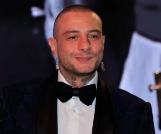 «إخرس ياللي مبتفهمشي».. أحمد الفيشاوي يهاجم منتقدي ارتدائه الحلق ويثير جدلا واسعا