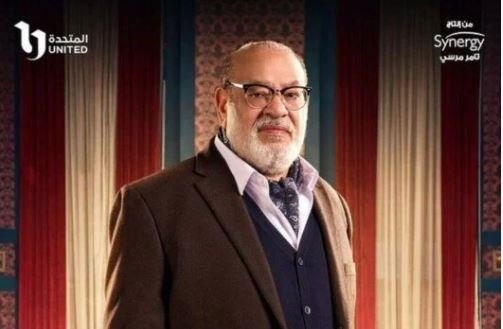«اقعد في البيت».. صلاح عبد الله يرد على سخرية متابع من حالته