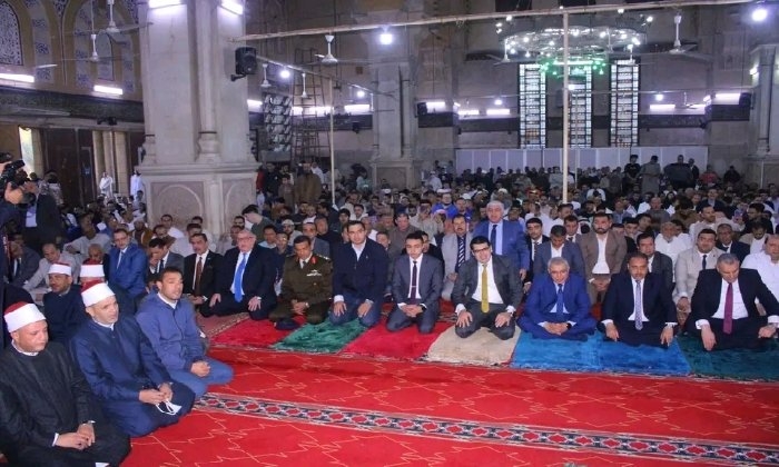 وسط جموع المواطنين محافظ الشرقية يؤدي صلاة عيد الفطر بمسجد الفتح بمدينة الزقازيق