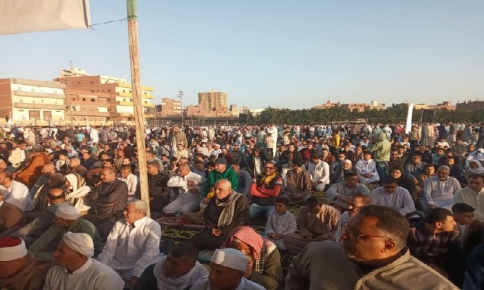 مواطنو أبوحماد بالشرقية يؤدون صلاة عيد الفطر المبارك فى الساحة الشعبية