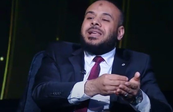 «عالم أزهري» يقلب الموازين: فلوس لعيبة الكرة حرام