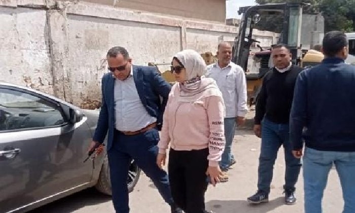 نائب محافظ القليوبية تقود حملة للنظافة ورفع الإشغالات بطوخ وقها وبنها
