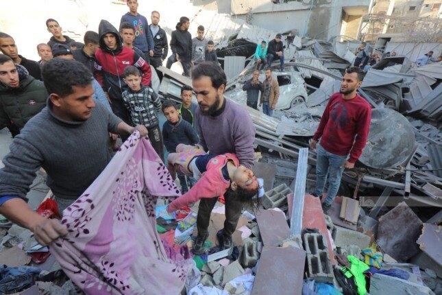 بينهم 16 طفلاً.. استشهاد 23 فلسطينيًا في غارة للاحتلال استهدفت خيام النازحين بغزة