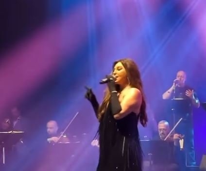 «فيديو».. إليسا تتعرض لموقف محرج خلال حفلها في فرنسا