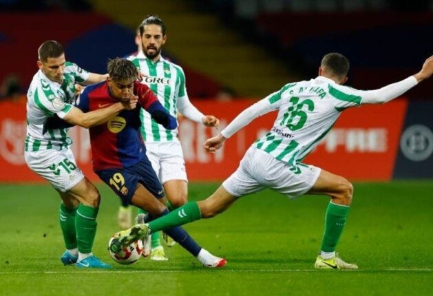 برشلونة يرفض هدية ريال مدريد ويسقط في فخ التعادل أمام بيتيس
