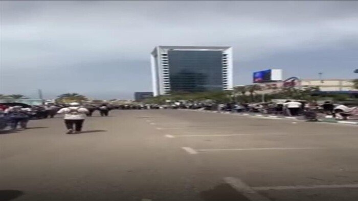 سخط على حكومة نتنياهو.. آلاف الإسرائيليين يصطفون في طوابير للحصول على مساعدات غذائية