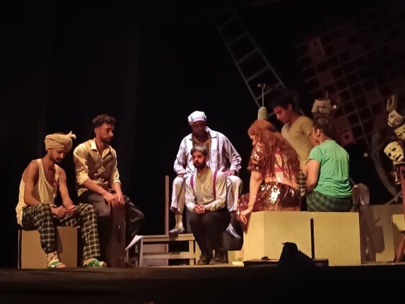 مواعيد عرض مسرحية «قبل الخروج» على مسرح أوبرا ملك بـ رمسيس