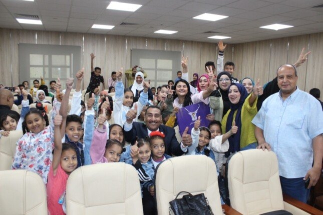 مسرح الجنوب يُدخل الفرحة قلوب أطفال معهد الأورام بقنا بعروض بهيجة