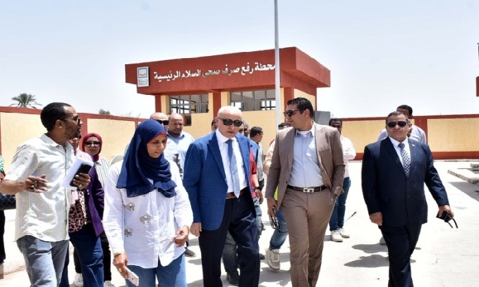 محافظ الأقصر يتفقد محطة صرف صحي السلام ومشروعات تنموية بأرمنت