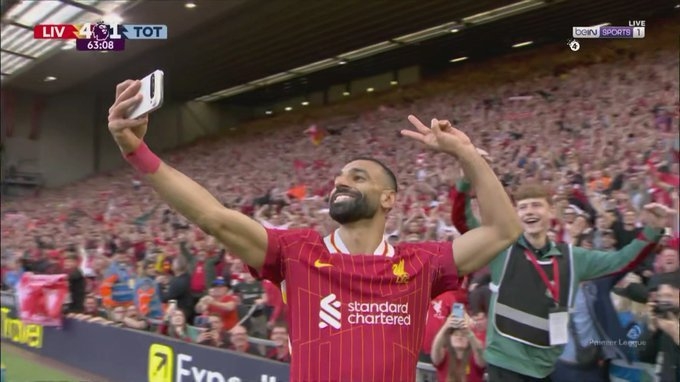 ليفربول ضد توتنهام.. محمد صلاح يسجل هدفًا خرافيًا ويلتقط «سيلفي» مع الجماهير «فيديو»