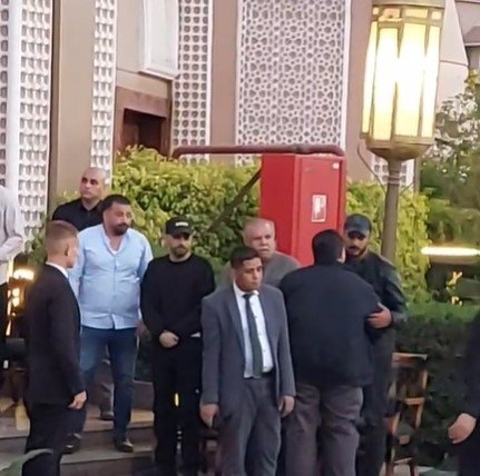 فتوح أحمد وعلاء مرسي أول الحاضرين.. بدء عزاء الفنان سليمان عيد بـ مسجد الشرطة