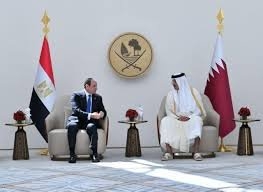 شراكة استراتيجية تخدم مصالح الشعبين.. الصحف القطرية تبرز زيارة الرئيس السيسي للدوحة