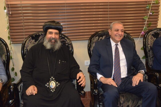 محافظ الغربية يُهنئ الأقباط بعيد القيامة المجيد في المحلة وسمنود ويوزع هدايا الرئيس على الأطفال