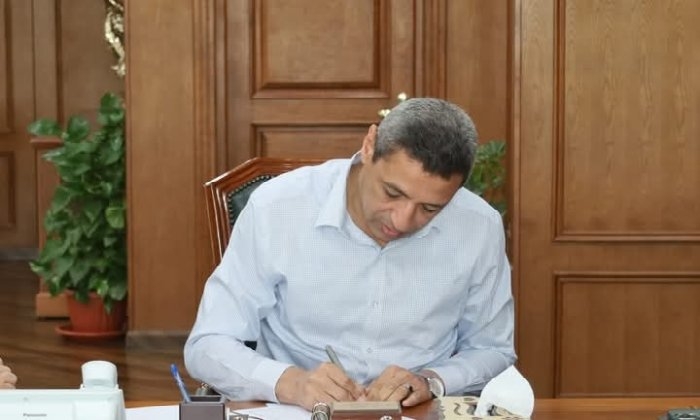 محافظ السويس يعتمد التعريفة الجديدة لسيارات الأجرة للخطوط الداخلية والخارجية