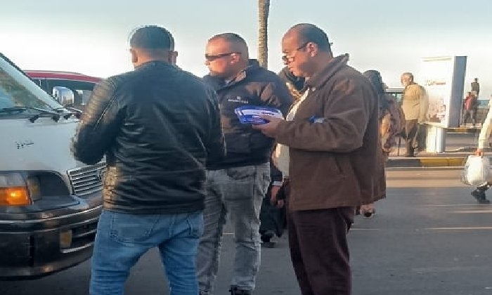 محافظ الإسكندرية يطلق حملة لضبط تعريفة الأجرة بـ «ملصق لكل سيارة»