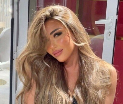 سارة سلامة تخطف الأنظار بإطلالة بفستان جينز في أحدث ظهور لها