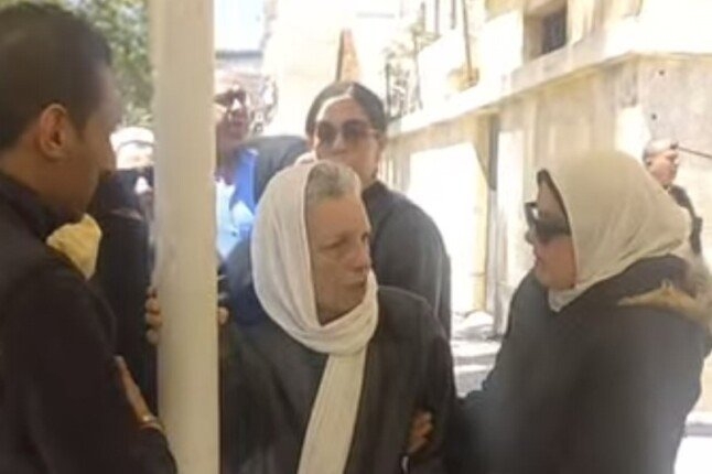 وسط غياب نجوم الفن.. عارفة عبد الرسول تشيع جنازة زوجها بالإسكندرية