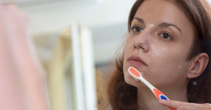 أحدث صيحات تفتيح البشرة.. اغسلي وجهك بمعجون الأسنان