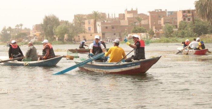 طلاب جامعة أسيوط يشاركون في حملة لتنظيف نهر النيل بقرية بصرة