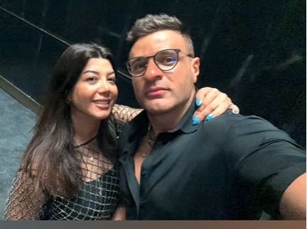 محمد نور يحتفل بعيد ميلاد زوجته على أنغام «وغلاوتك»