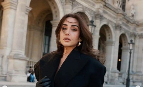 بالأسود.. هنا الزاهد تخطف الأنظار من باريس «صور»