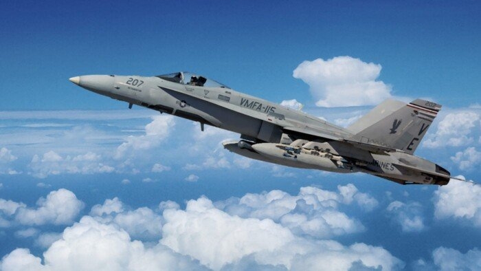 سقوط مقاتلة من طراز F 18 من على متن حاملة الطائرات ترومان