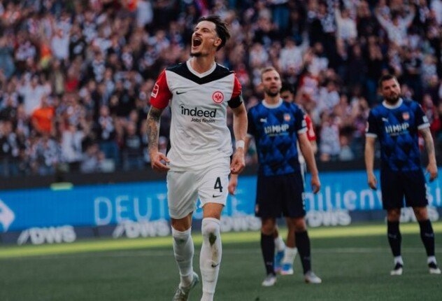 فرانكفورت ينعش حظوظه الأوروبية بثلاثية في هايدنهايم بالدوري الألماني