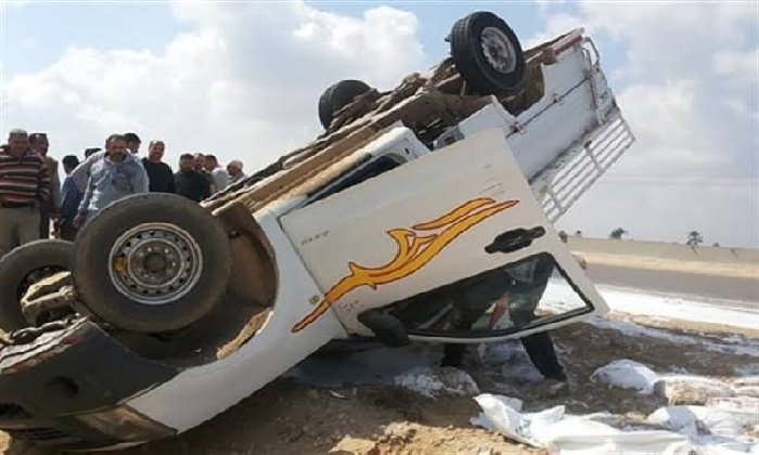 «ربع نقل» الموت.. تفاصيل إصابة 17 شخص بينهم حالتا غيبوبة في انقلاب مروع بصحراوي المنيا