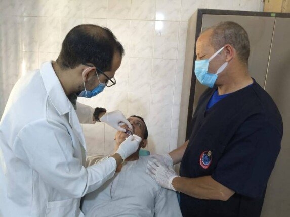 قافلة طبية مجانية بـ "البرشا" تكشف على 1147 حالة وتقدم العلاج بالمجان