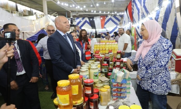 محافظ القاهرة يتفقد معرض أهلا بالعيد بمصر الجديدة