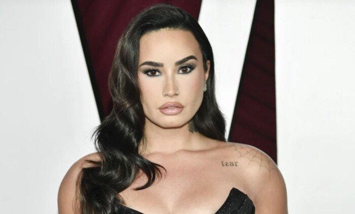 المغنية الأمريكية لوفاتو تتزوج من مؤلف الأغاني جوتس في كاليفورنيا