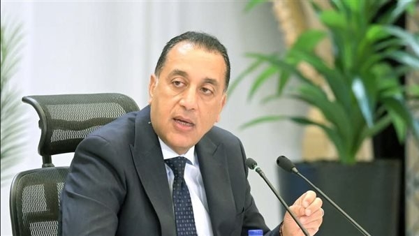 رئيس الوزراء يتفقد محطة دحرجة السيارات (RORO) التابعة لشركة (SCAT)