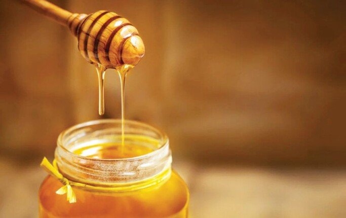 بعد تحليل عينات العسل الأكثر انتشارًا.. كيف تفرق بين الطبيعي والمغشوش؟