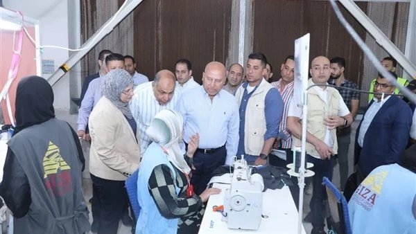 كامل الوزير يتفقد المنطقة الصناعية بالمنيا ويفتتح مصنعا للملابس الجاهزة