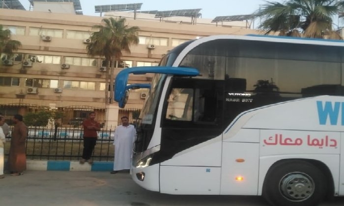 محافظ مطروح يودع حجاج القرعة ويوفر 3 أتوبيسات مجانية لمطار القاهرة