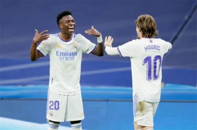 «قدمت فنًا يا لوكا».. رسالة مؤثرة من «فينيسيوس» لـ «مودريتش» بعد رحيله عن ريال مدريد