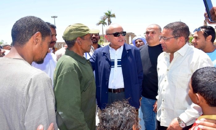 محافظ الأقصر يؤدي صلاة الجمعة بمسجد سيدي أبو الحجاج ويشارك الأهالي «تراحموا»