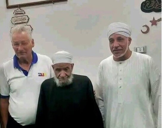 «اختار اسم محمود».. سائح ألماني يُشهر إسلامه في ساحة الشيخ الرملي بالأقصر