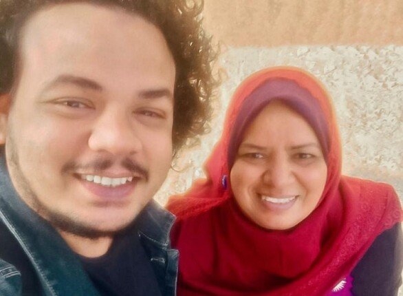 مصطفى غريب يطالب الجمهور بالدعاء لوالدته الراحلة