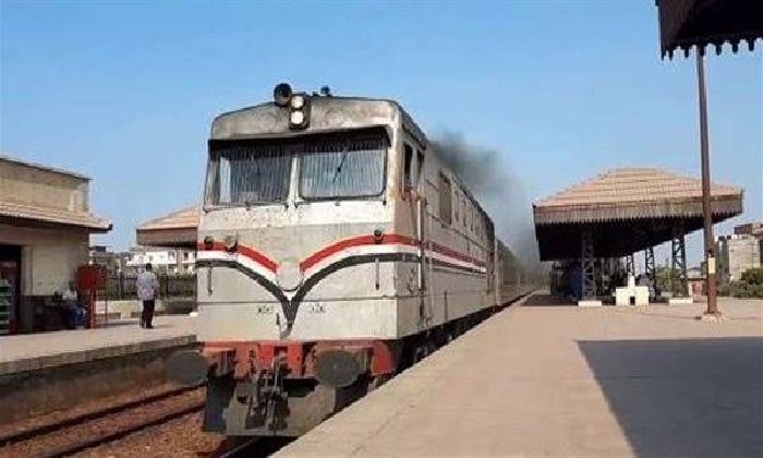 شاب ينجو بأعجوبة من الموت تحت عجلات قطار الواسطي بالفيوم