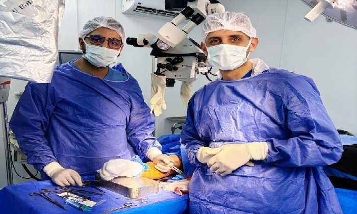 بالميكروسكوب.. جراحة نادرة بالسنبلاوين تنجح في إصلاح عصب حسي ليد مريض