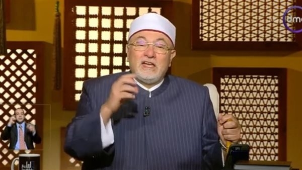كيف يُحرم القادم بالطائرة وهو يمر جوًا فوق الميقات البري؟