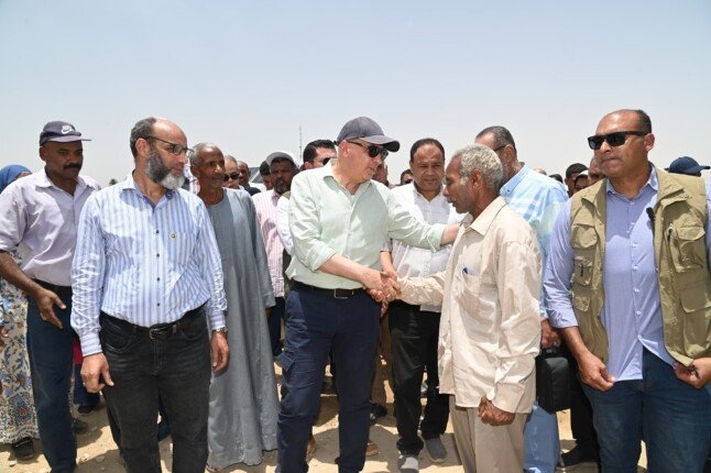 وزير الري يتفقد مياه نهر النيل بموقع كوبري إدفو بأسوان