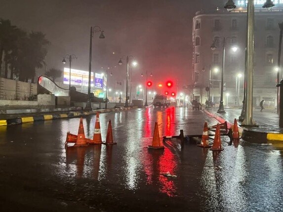 أمطار غزيرة تضرب الإسكندرية مع رياح شديدة وانخفاض بدرجات الحرارة.. فيديو